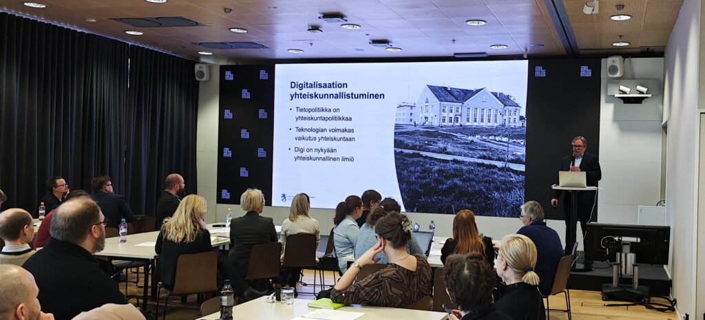 Olli-Pekka Rissanen esiintyy kick off -tilaisuudessa