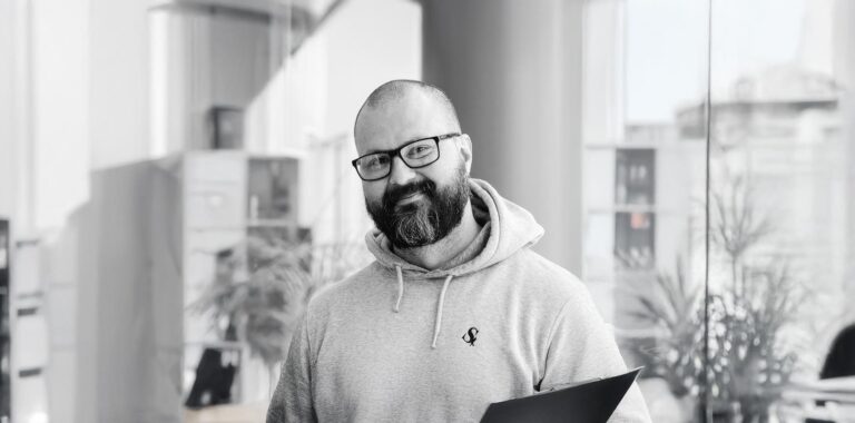 Katse tekoälyn horisonttiin – Pohdintaa generatiivisen AI:n vaikutuksista demokratiaan